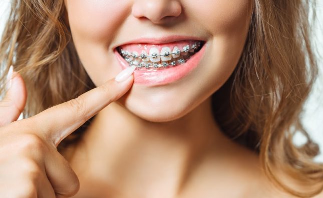 Jaki zakres usług ortodonty obejmuje protetyka?